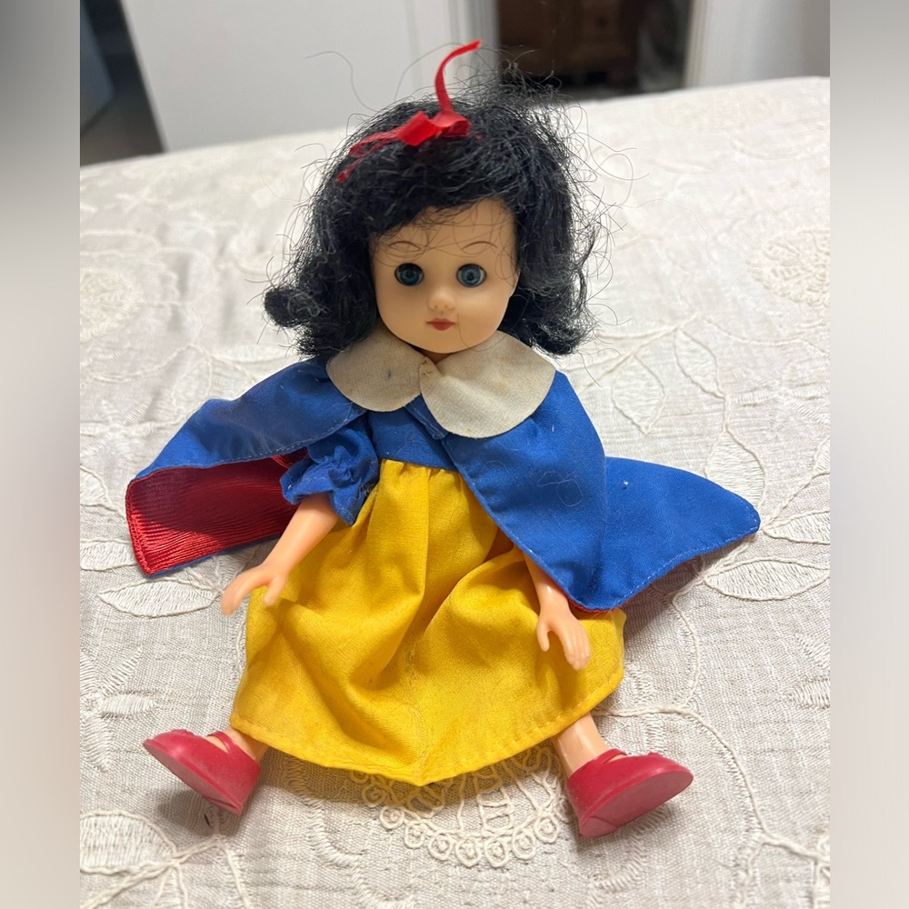 Vintage 7” Snow White doll